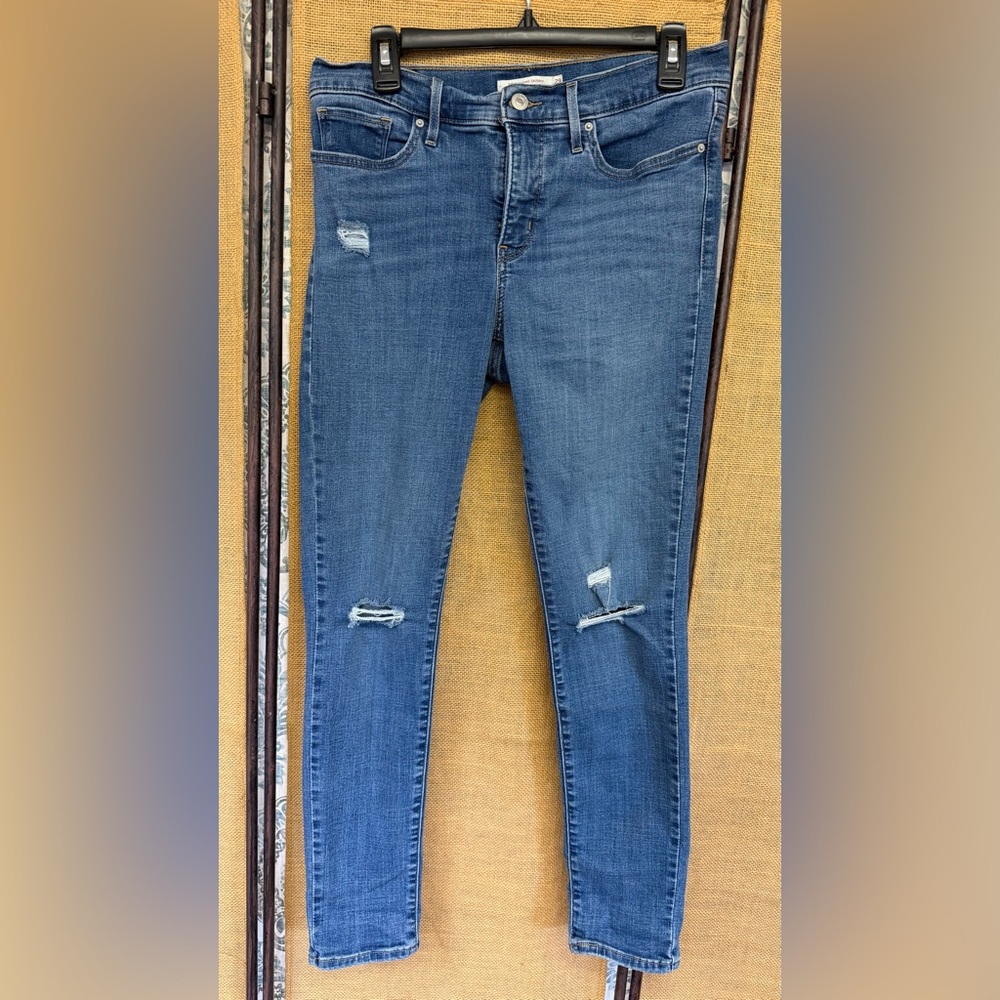 Women's Blue Distressed Jeans Levi size 29